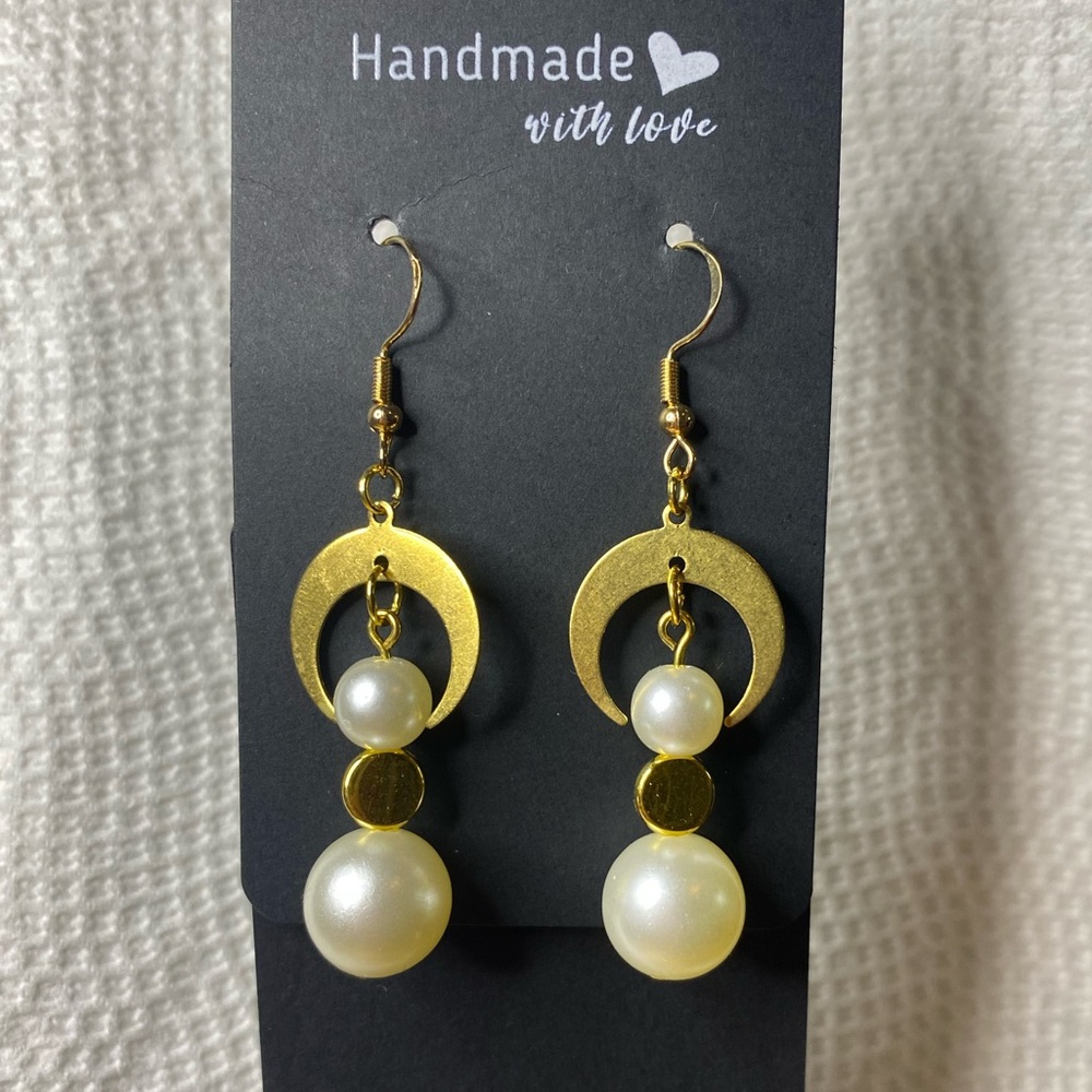 🎅🏻2/$40🎅🏻 Elegant Gold and Pearl Handmade Earrings